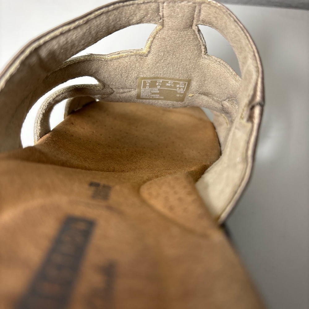 Clarks Sandals Womens 8 Gold Leather Delana Venna Strappy Slide Low Wedge - Picture 7 of 7